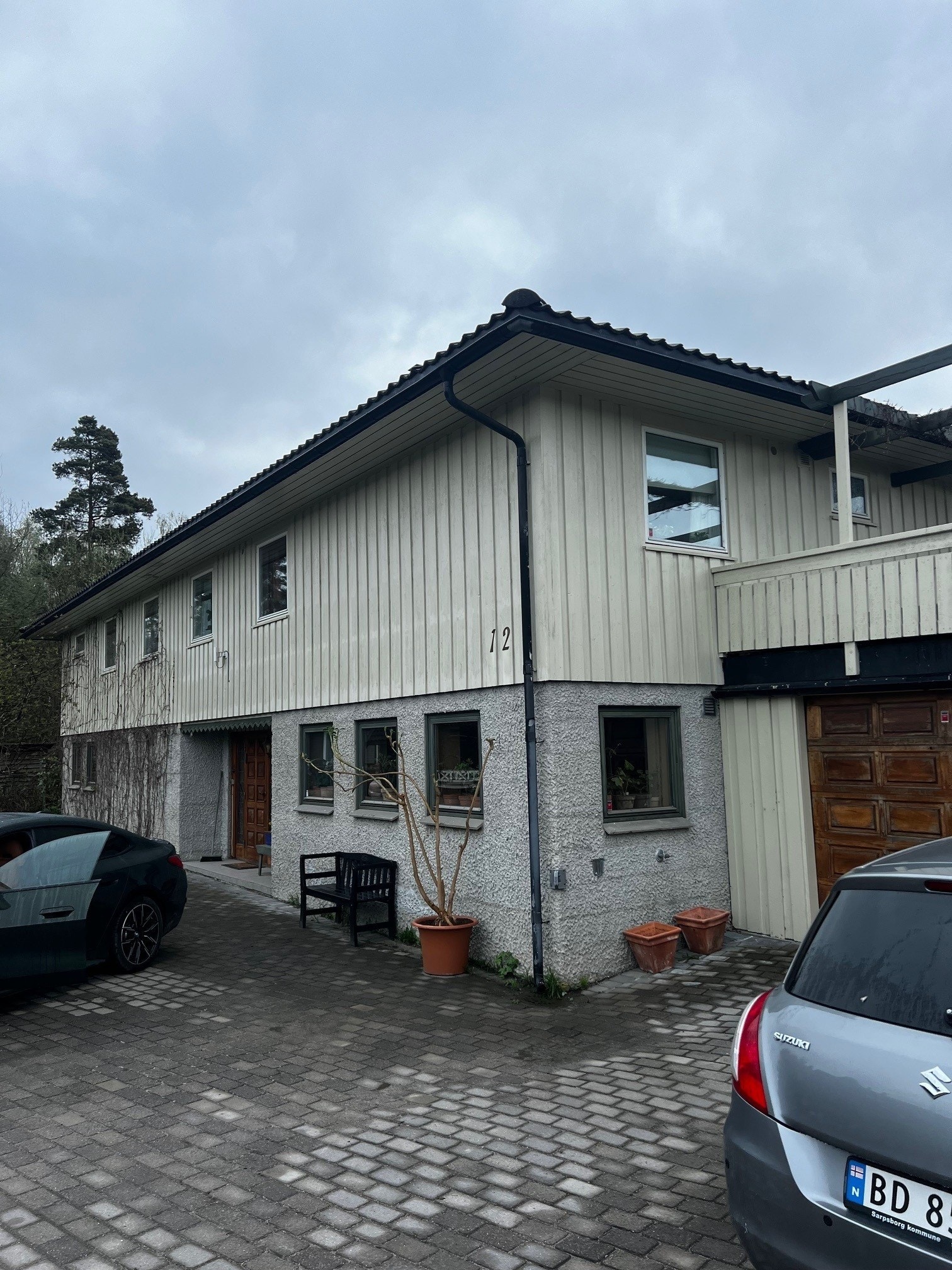 Veslemyrveien 12, egen inngang. Biloppstillingsplass Galleribilde