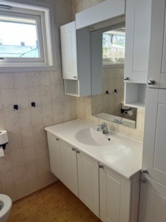 Bad med dusj og opplegg vaskemaskin Galleribilde