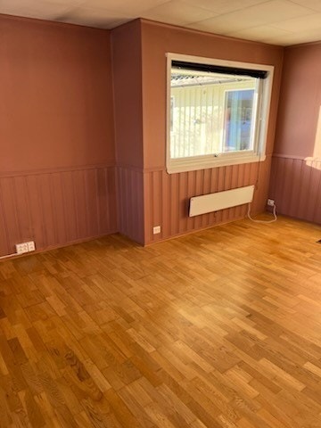 Stuen har 2 store vinduer Galleribilde