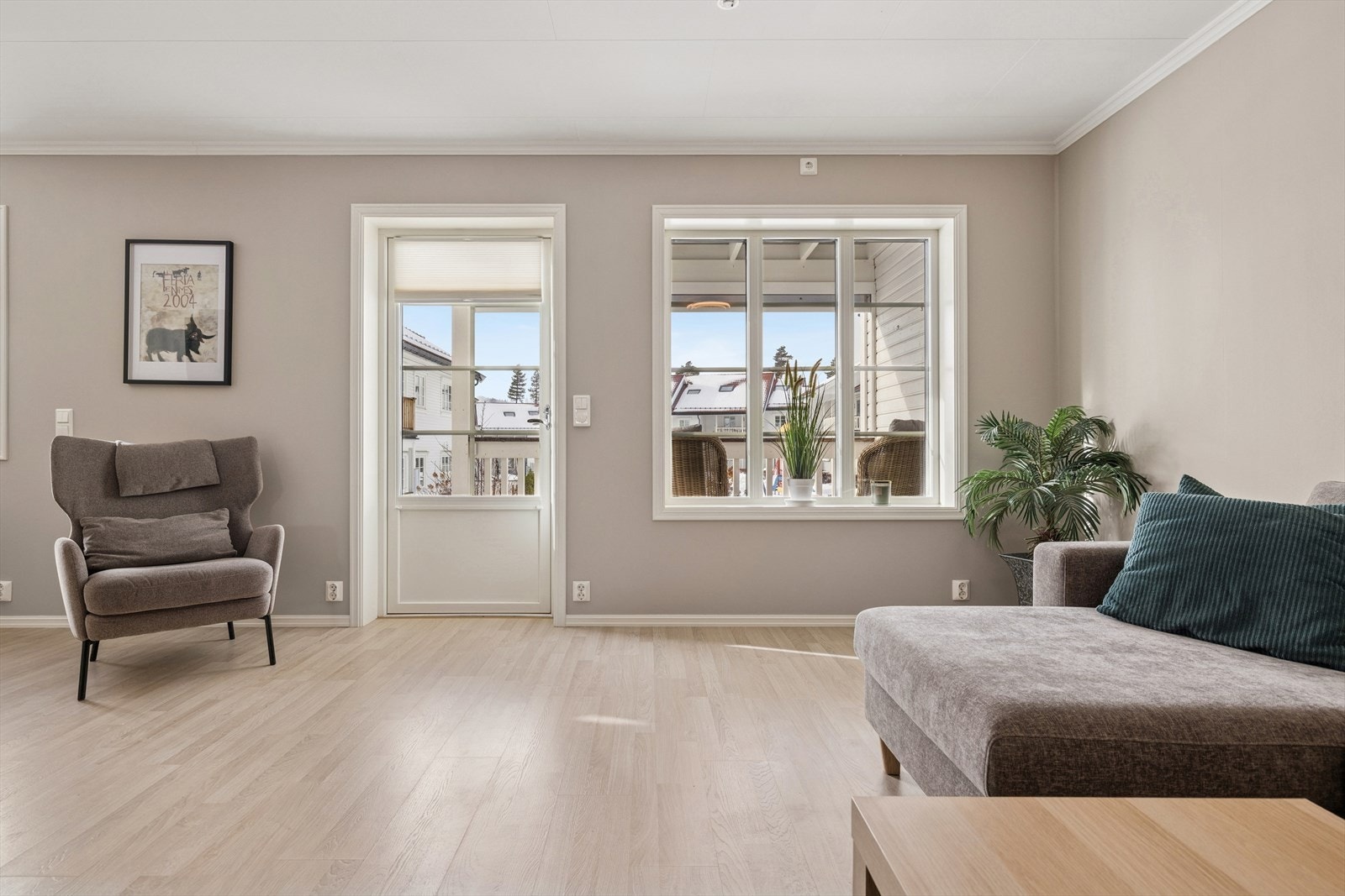 Fra stuen er det direkte utgang til en av boligens to terrasser. Galleribilde