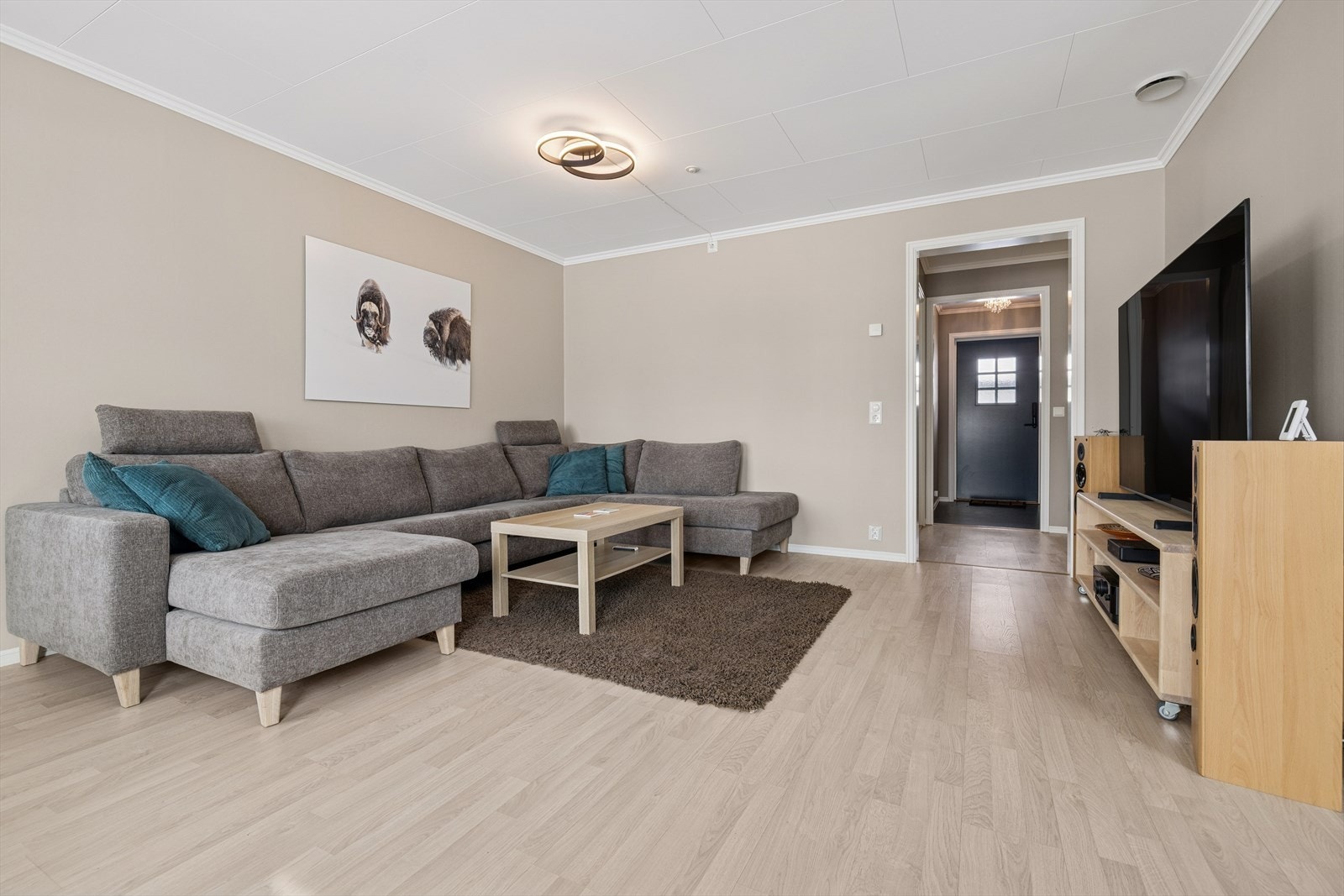 Rommet har lyst og pent laminatgulv. Galleribilde