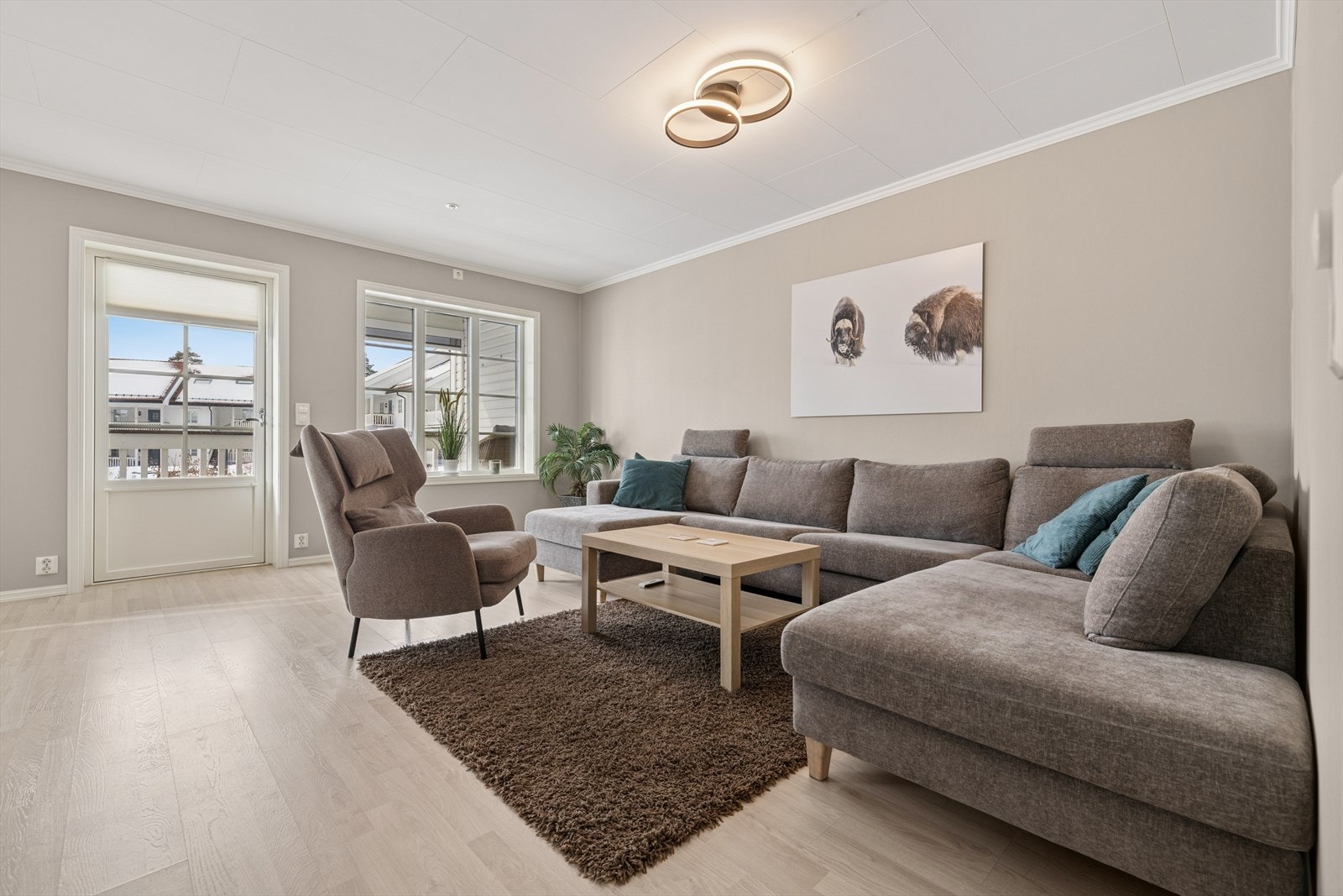 Et lyst og sosialt oppholdsrom. Galleribilde