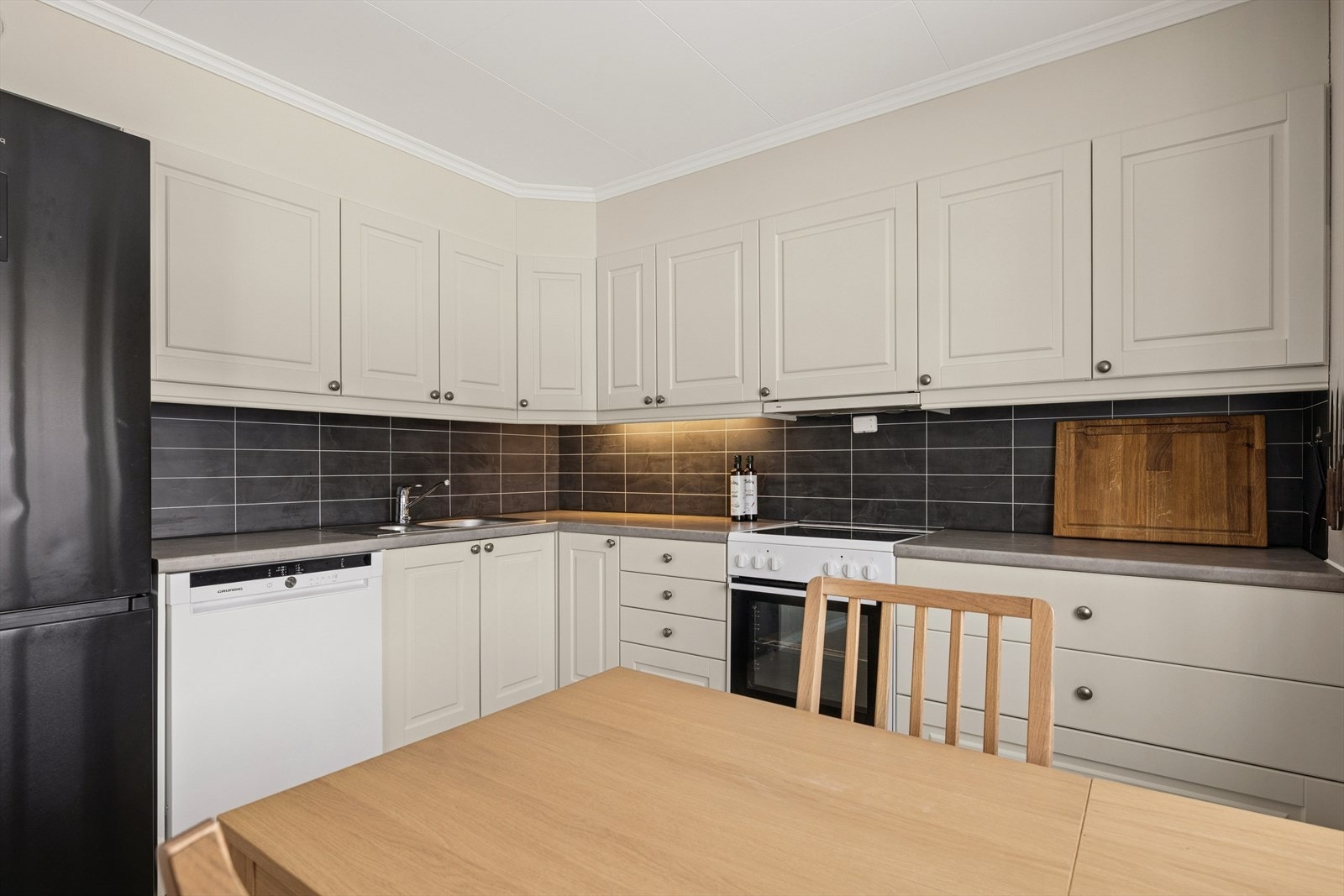 Innredningen har profilerte fronter og en slitesterk benkeplate i laminat. Galleribilde