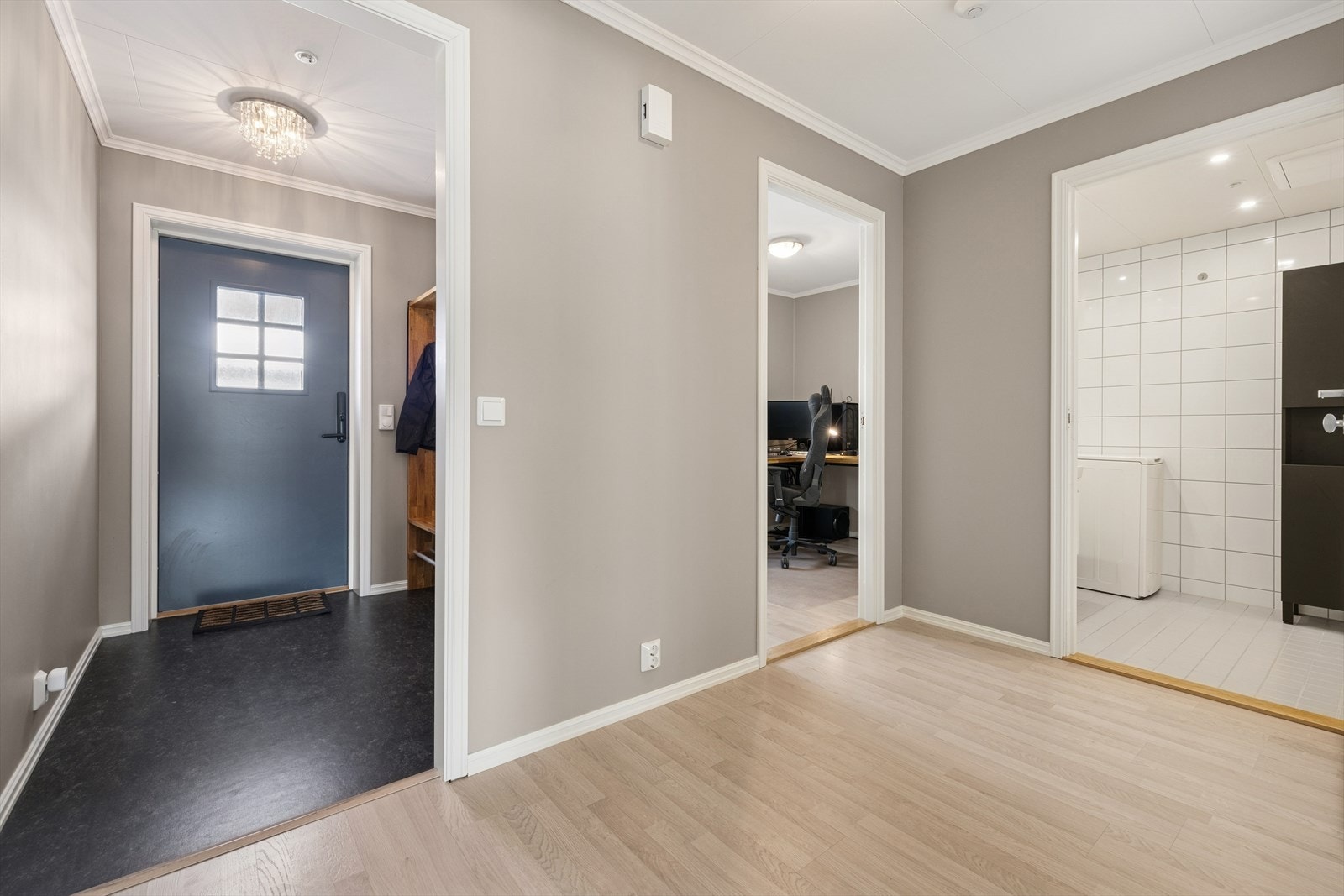 Gangen knytter sammen rommene og har inngang til en praktisk innvendig bod. Galleribilde