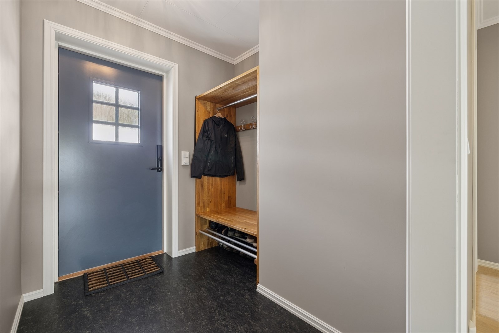 Vindfanget har plass til oppbevaring av yttertøy og sko. Galleribilde