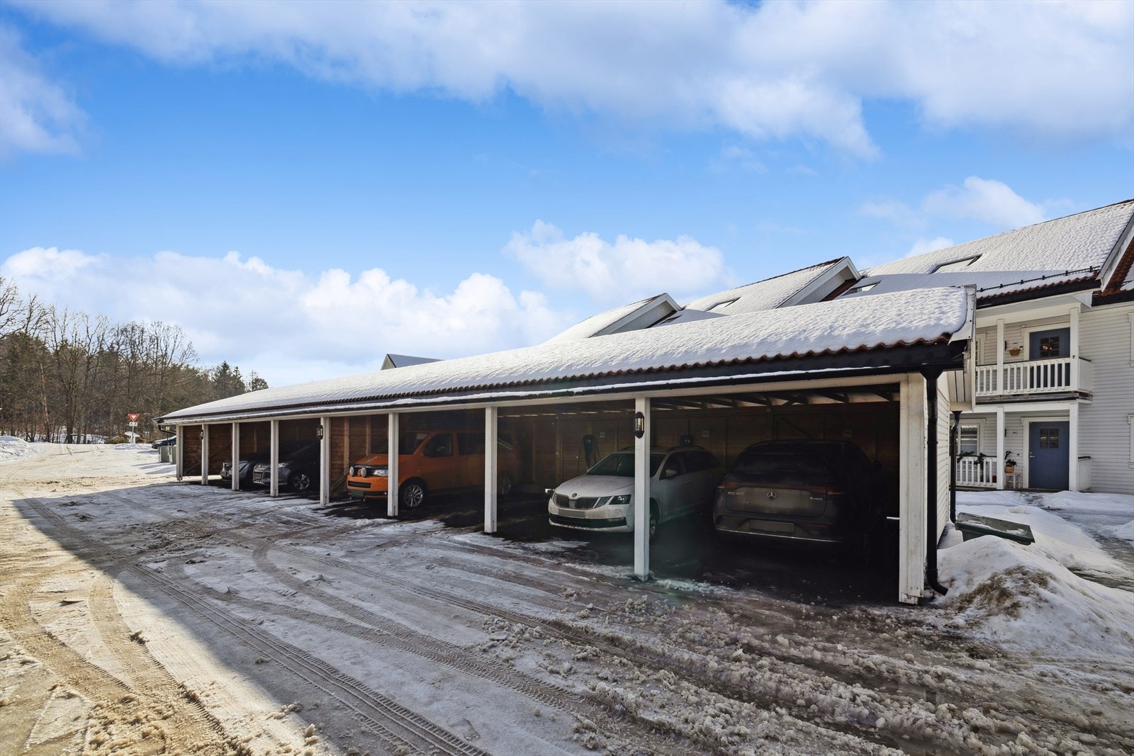 En egen parkeringsplass i carport med EL-billader medfølger seksjonen. Galleribilde