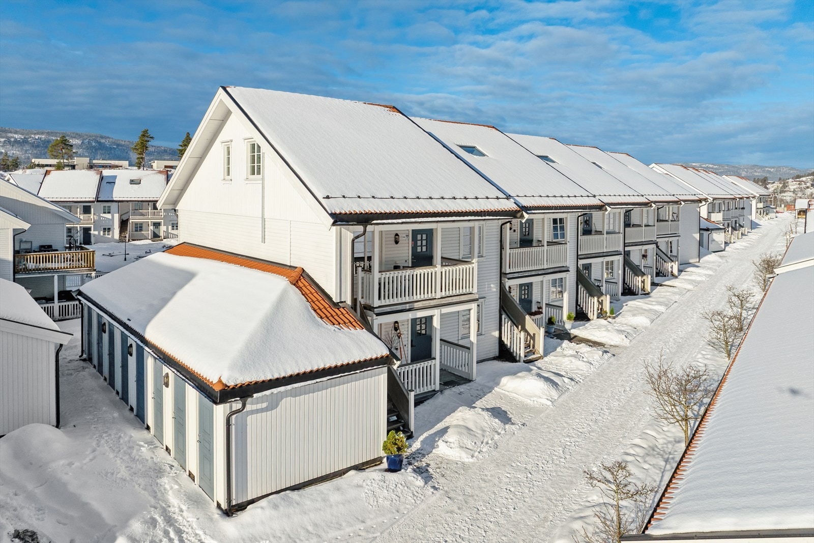 Leiligheten ligger i Hagebyen på Nordre Jarlsberg Brygge, et attraktivt og moderne boligområde i Sande. Galleribilde