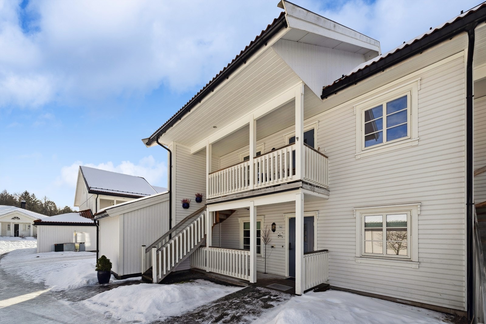 Ved inngangspartiet er det en hyggelig, overbygget terrasse. Galleribilde