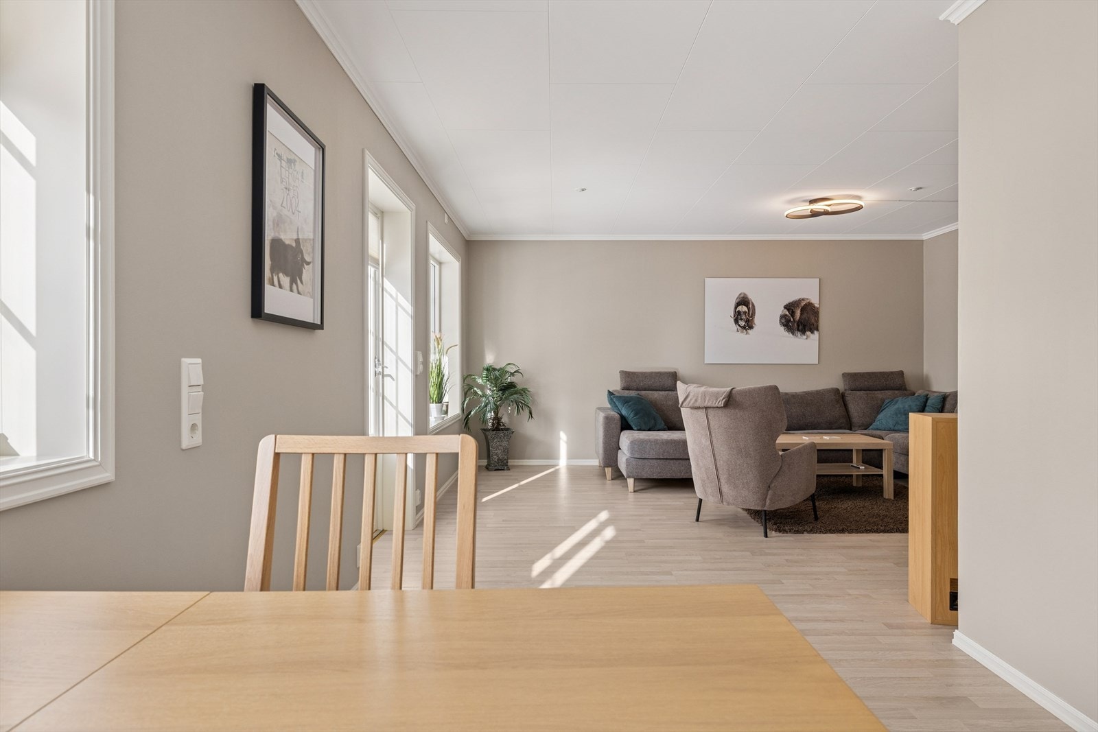 Den åpne planløsningen gir en god flyt og kontakt mellom kjøkken- og stuesonen. Galleribilde