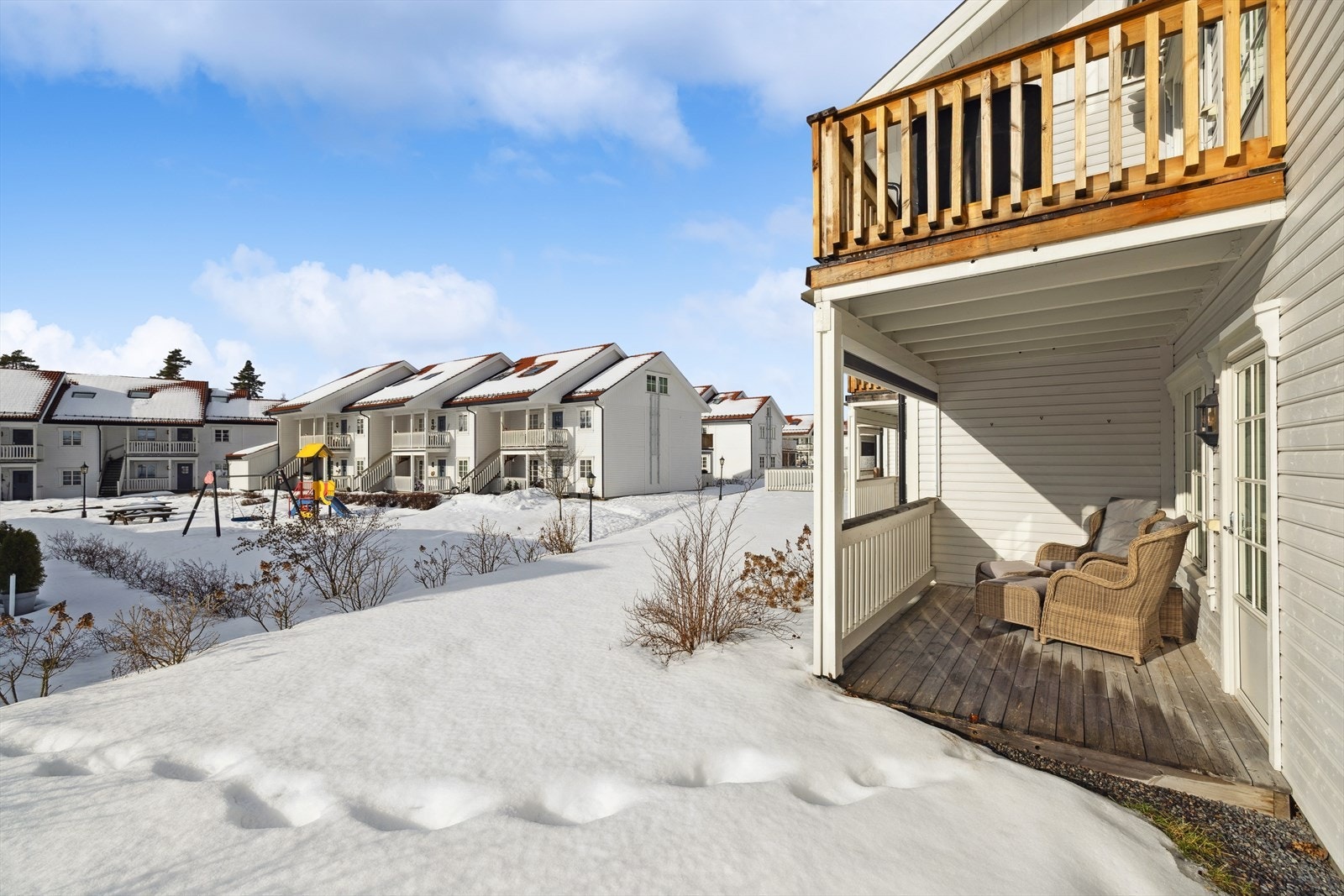 Uteplassen har direkte tilknytning til fellesarealene. Seksjonen har har bruksrett og vedlikeholdsplikt til grøntarealer utenfor terrassen. Det er særdeles gode solforhold. Galleribilde