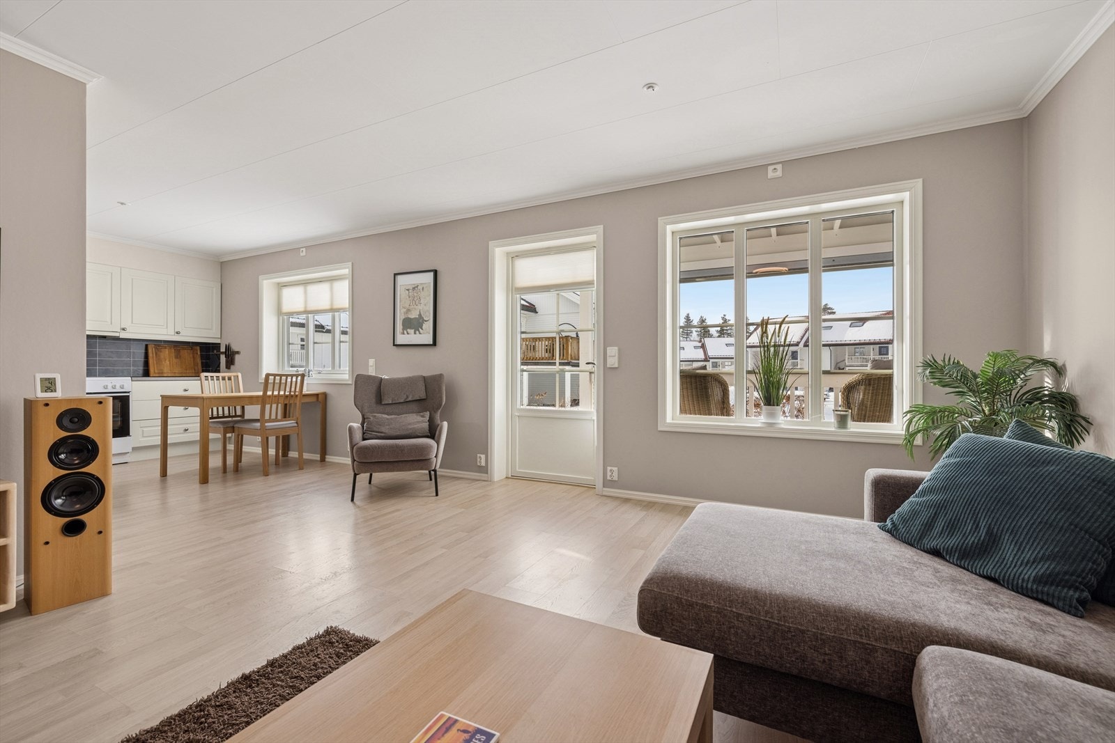 Leiligheten har en åpen og sosial løsning mellom stue og kjøkken, som gir en god romfølelse. Galleribilde