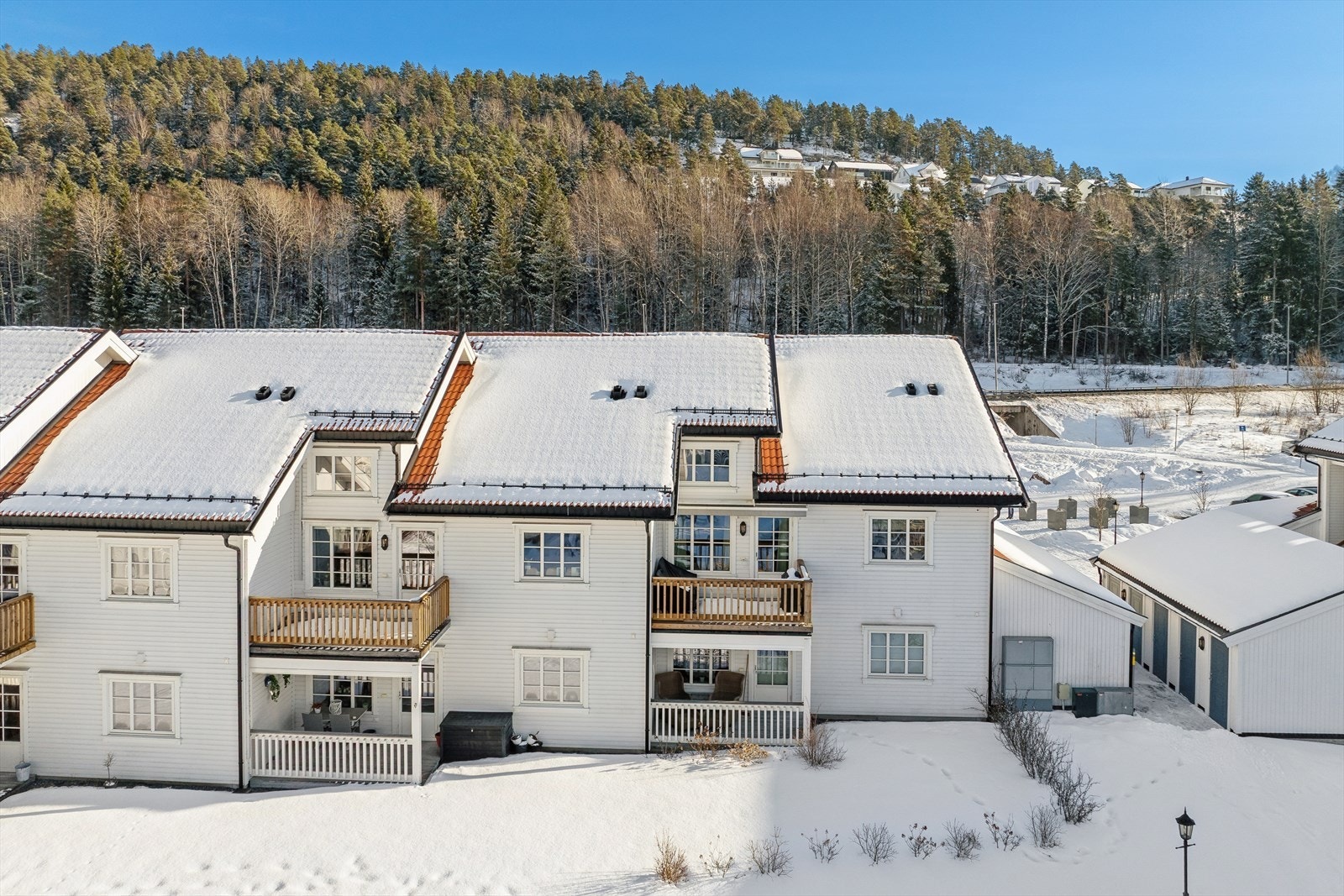 Boligen er fra 2015 og er en del av et veletablert sameie med 58 seksjoner. Galleribilde