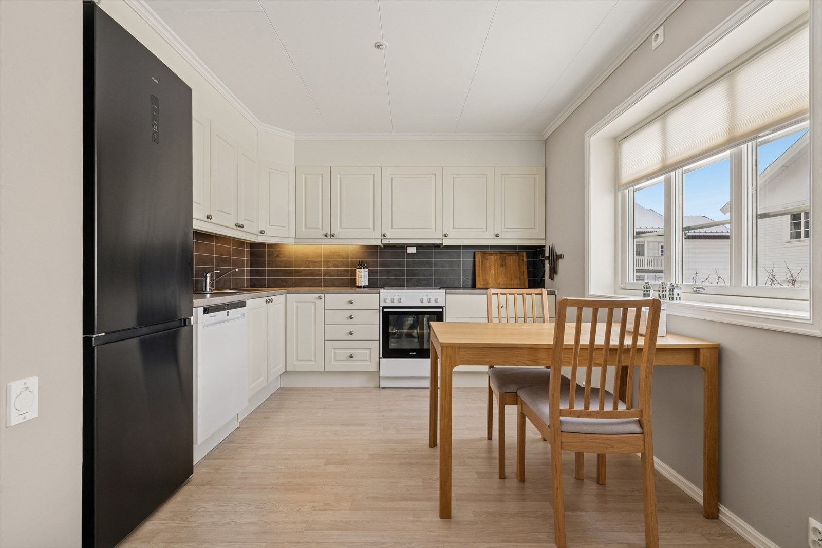 Kjøkkenet er praktisk utformet som en del av den åpne løsningen, med plass til spisebord. Galleribilde