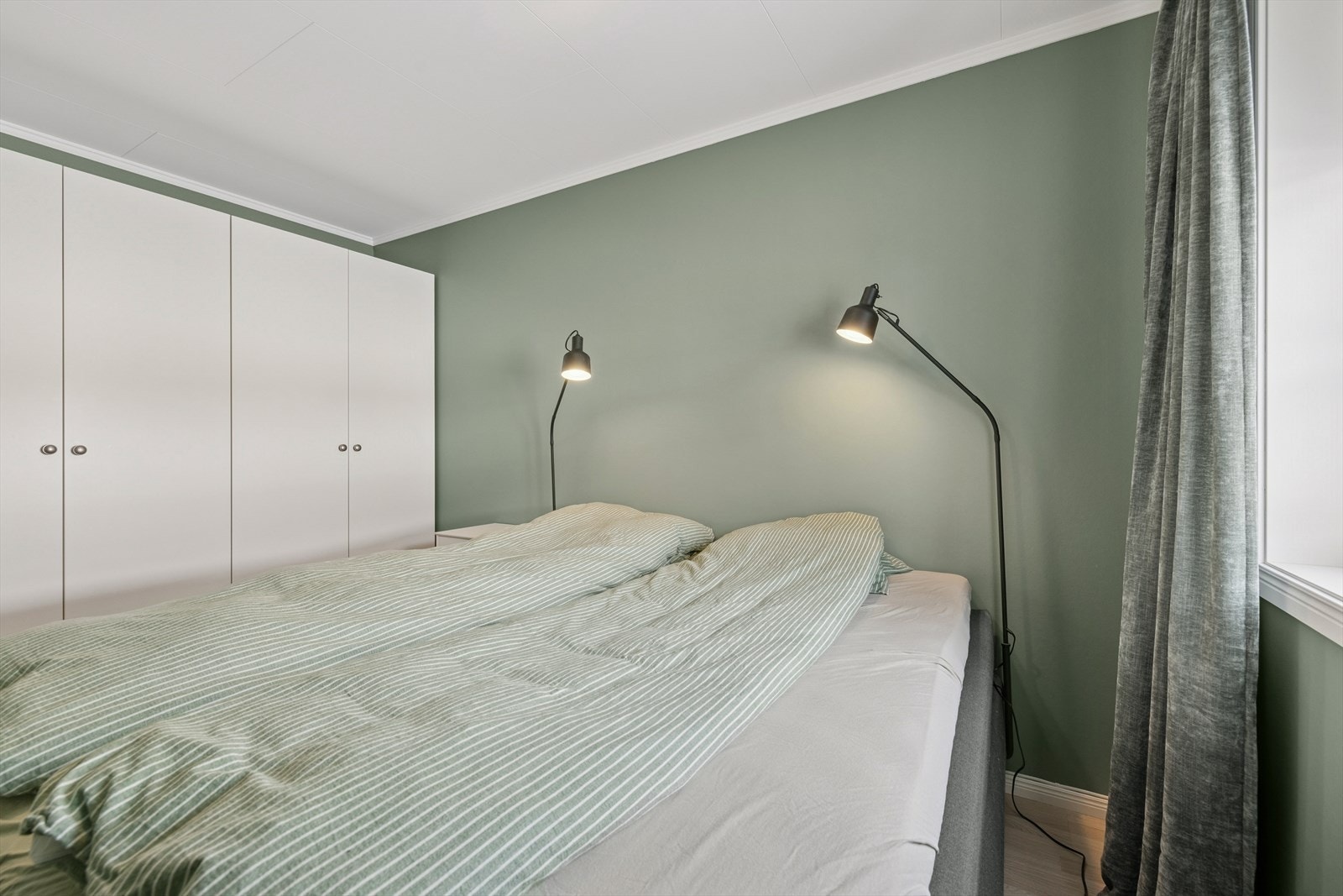 Soverommet har godt med oppbevaringsplass i garderobeløsning. Galleribilde