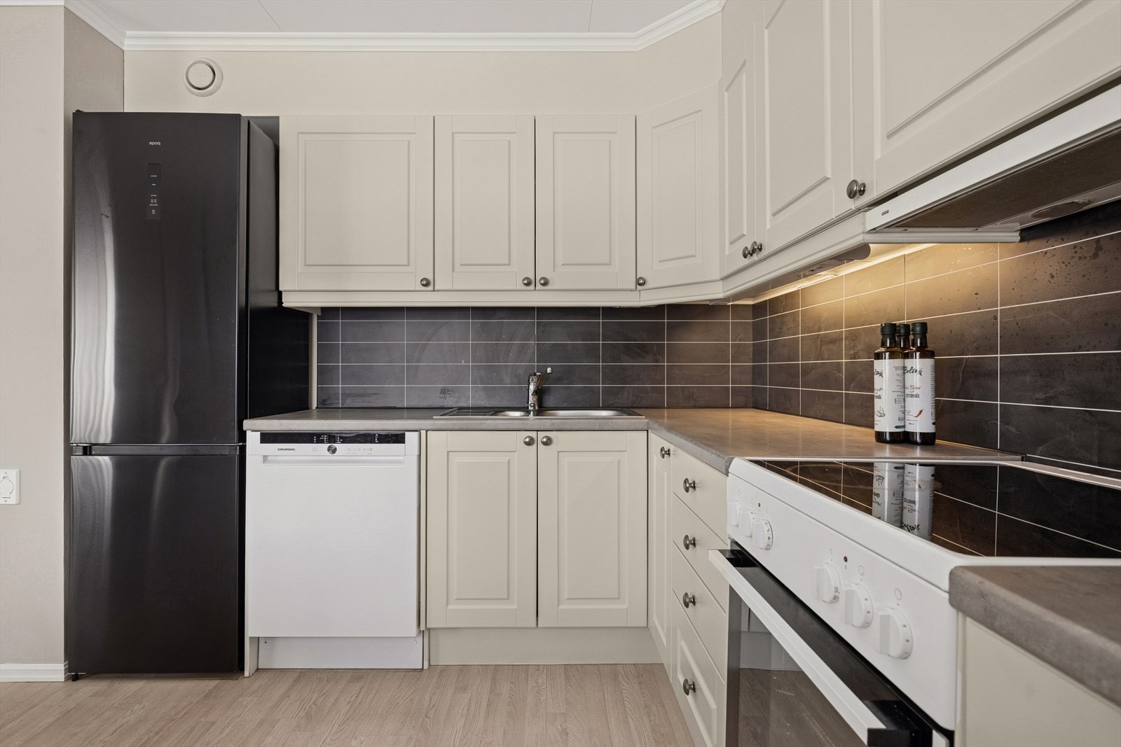 Kjøkkenet har godt med benke- og skapplass, som gir gode arbeidsforhold. Galleribilde