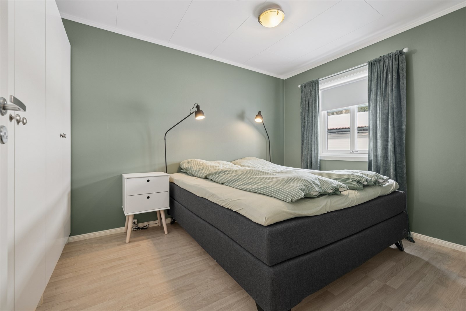 Leiligheten har to soverom. Hovedsoverommet har god plass til dobbeltseng. Galleribilde