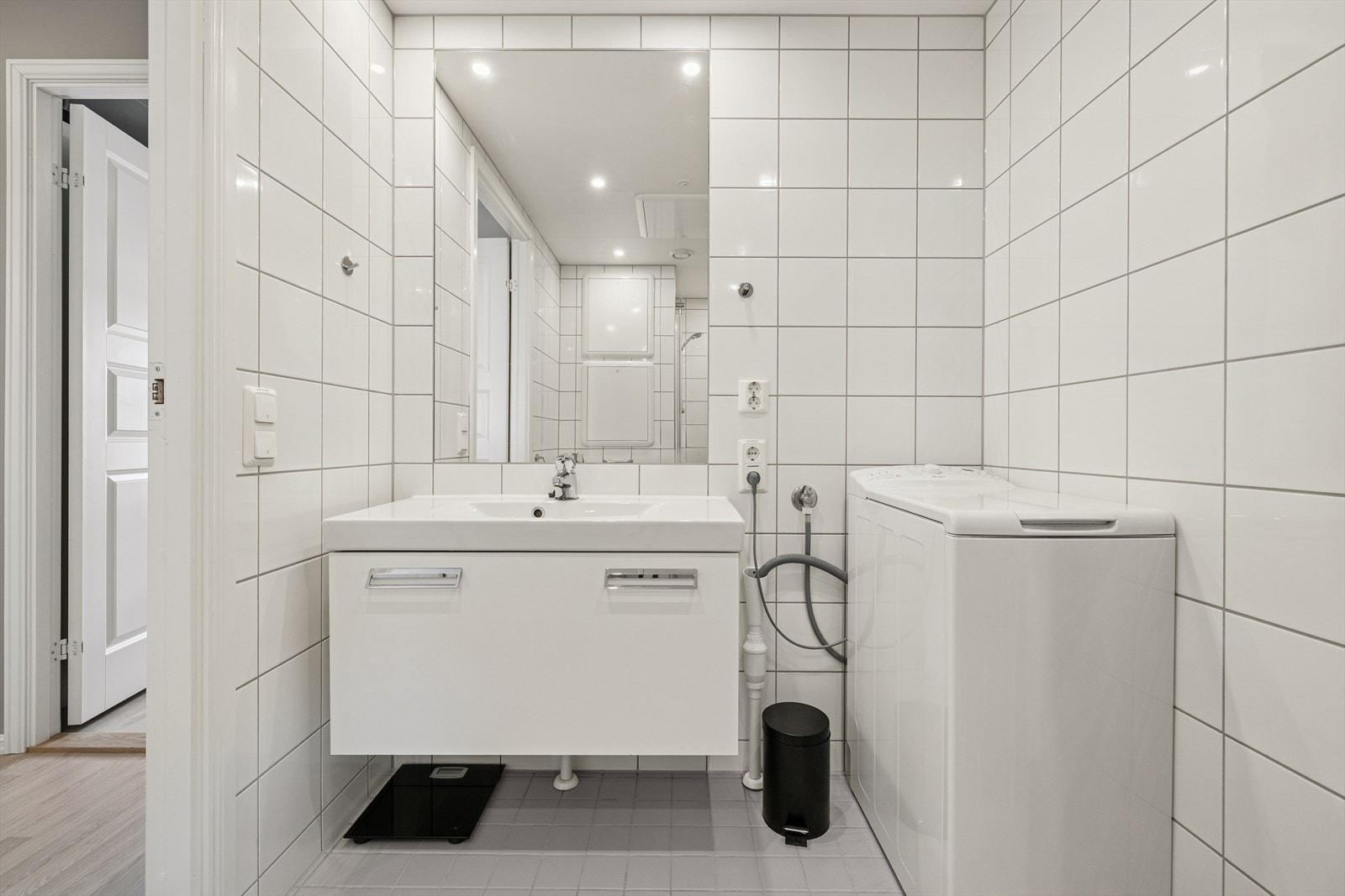 Baderomsinnredningen består av en heldekkende servant med underskap og speil. Galleribilde