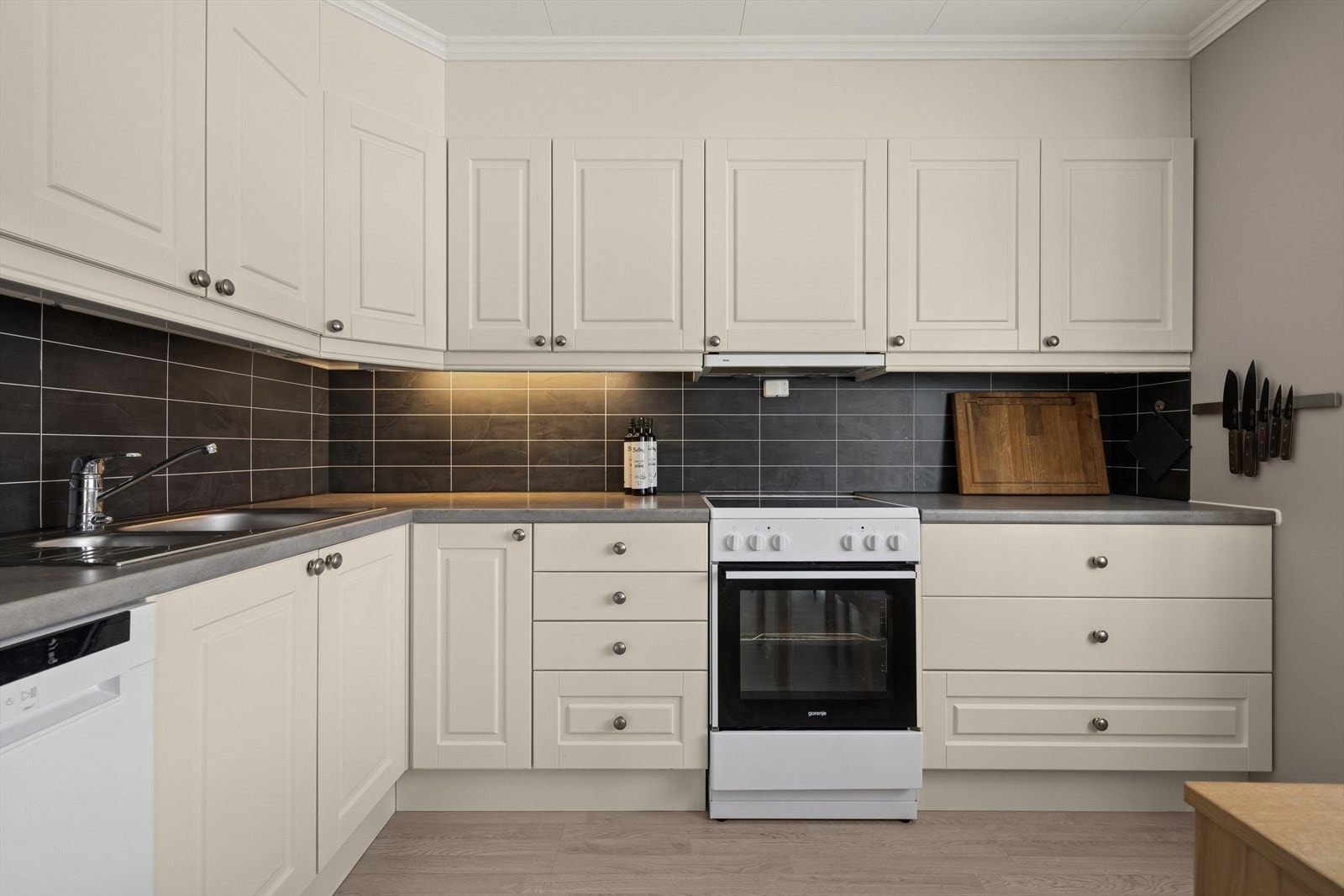 Det er avsatt plass til frittstående hvitevarer. Stekeovn og oppvaskmaskin medfølger. Galleribilde