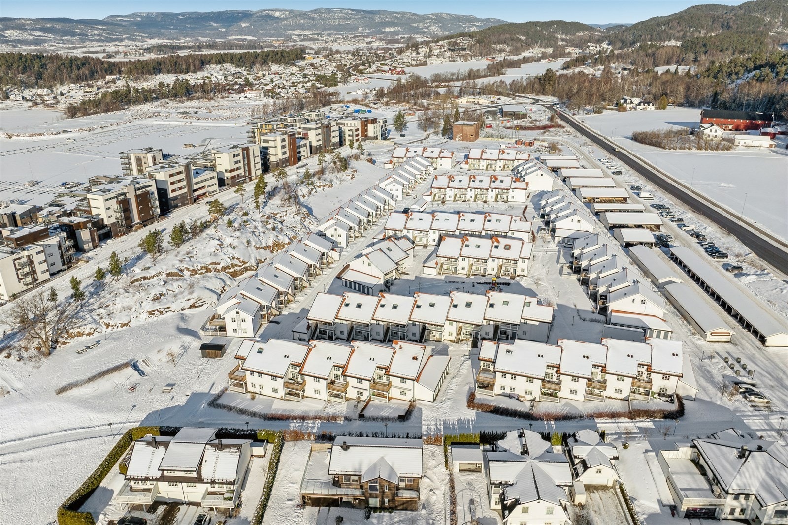 Herfra er det kort vei til både idyllisk bryggeliv med sandstrand og flotte turmuligheter i skog og mark. Galleribilde