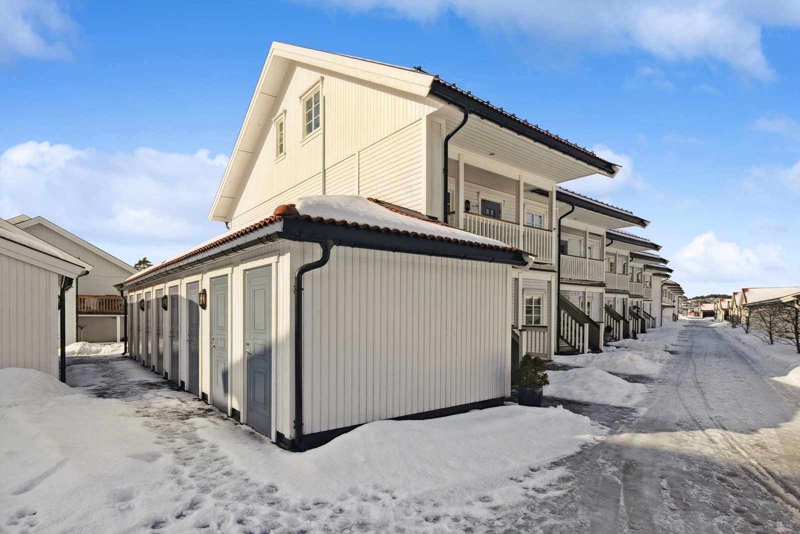 Til leiligheten hører en ekstern bod på 5 m² i felles bodrekke for ekstra lagringsplass. Galleribilde