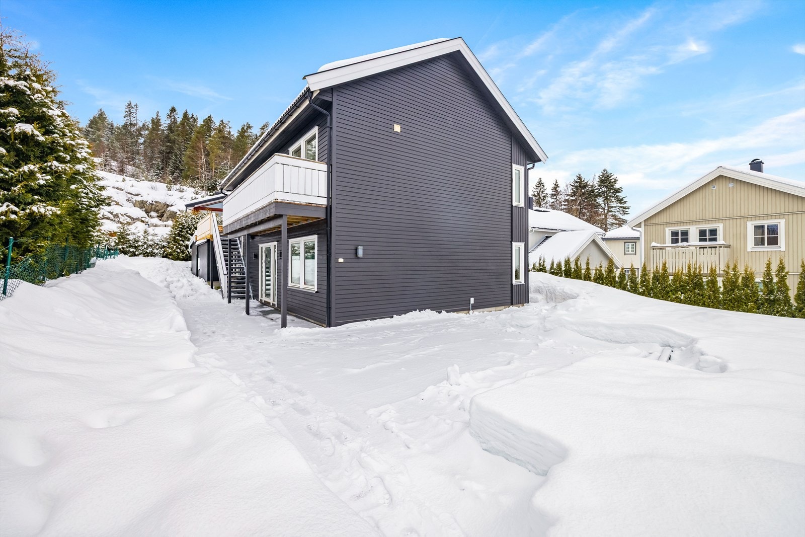 Uteplass med tilknyttet hage på baksiden av huset. Det er utgang fra stuen i 1.etg. Galleribilde