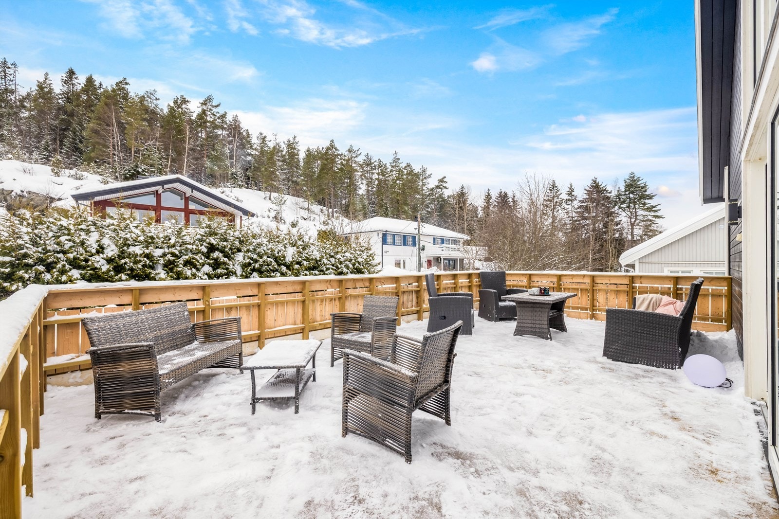 Takterrassen har utgang fra stuen og kjøkken i 1.etg. Galleribilde