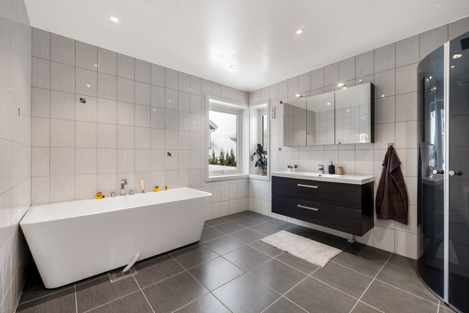 I 1. etasje ligger et stort og fint familiebad. Galleribilde