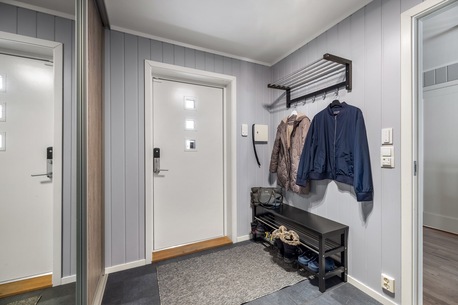 Ytterdøren har praktisk kodelås som gir en nøkkelfri hverdag for hele familien. Boligalarm er montert. Galleribilde