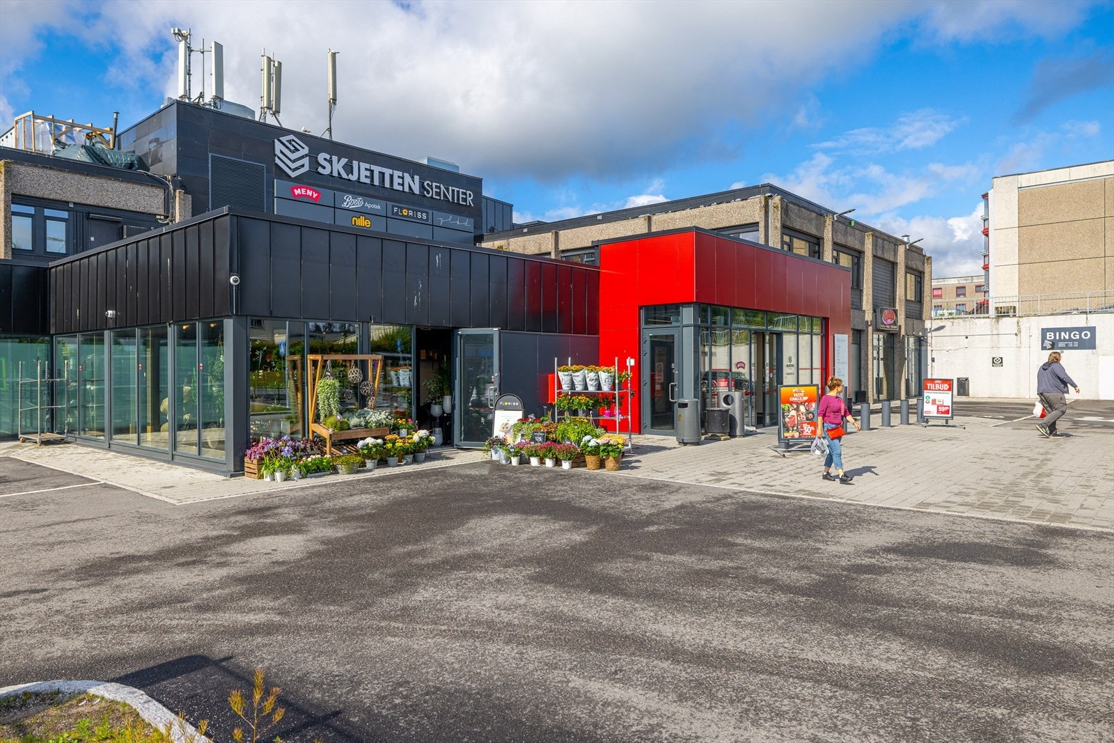 Skjetten Nærsenter med bla. Meny-butikk, apotek, legesenter og spisested. Galleribilde