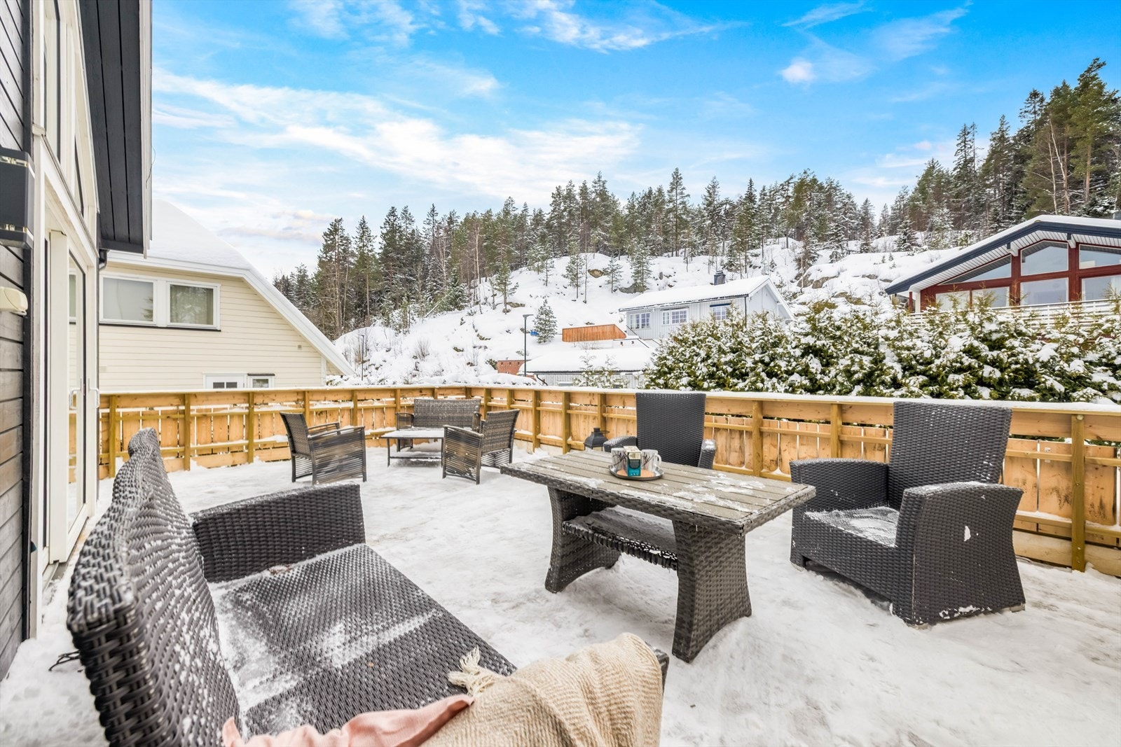 Store og fine uteområder med plass til rekreasjon, familietid og lek. Galleribilde