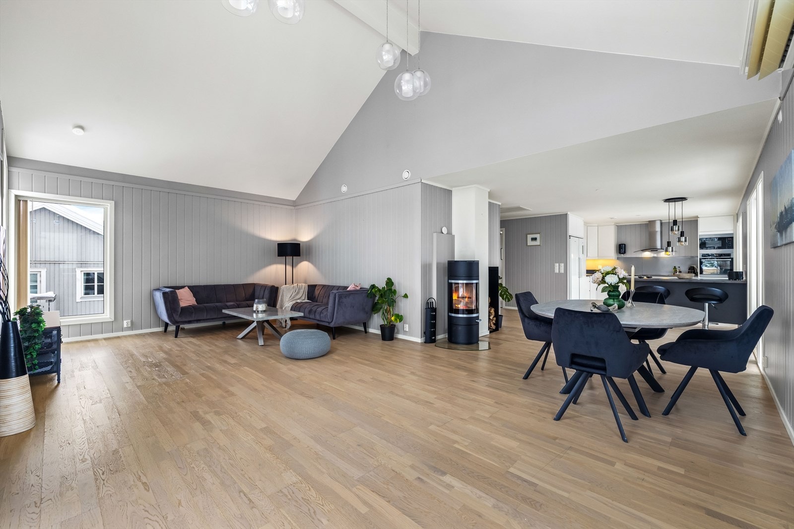 I hovedetasjen har boligen er stort og flott allrom med meget god romfølelse, god takhøyde og mye naturlig lysinnslipp. Galleribilde