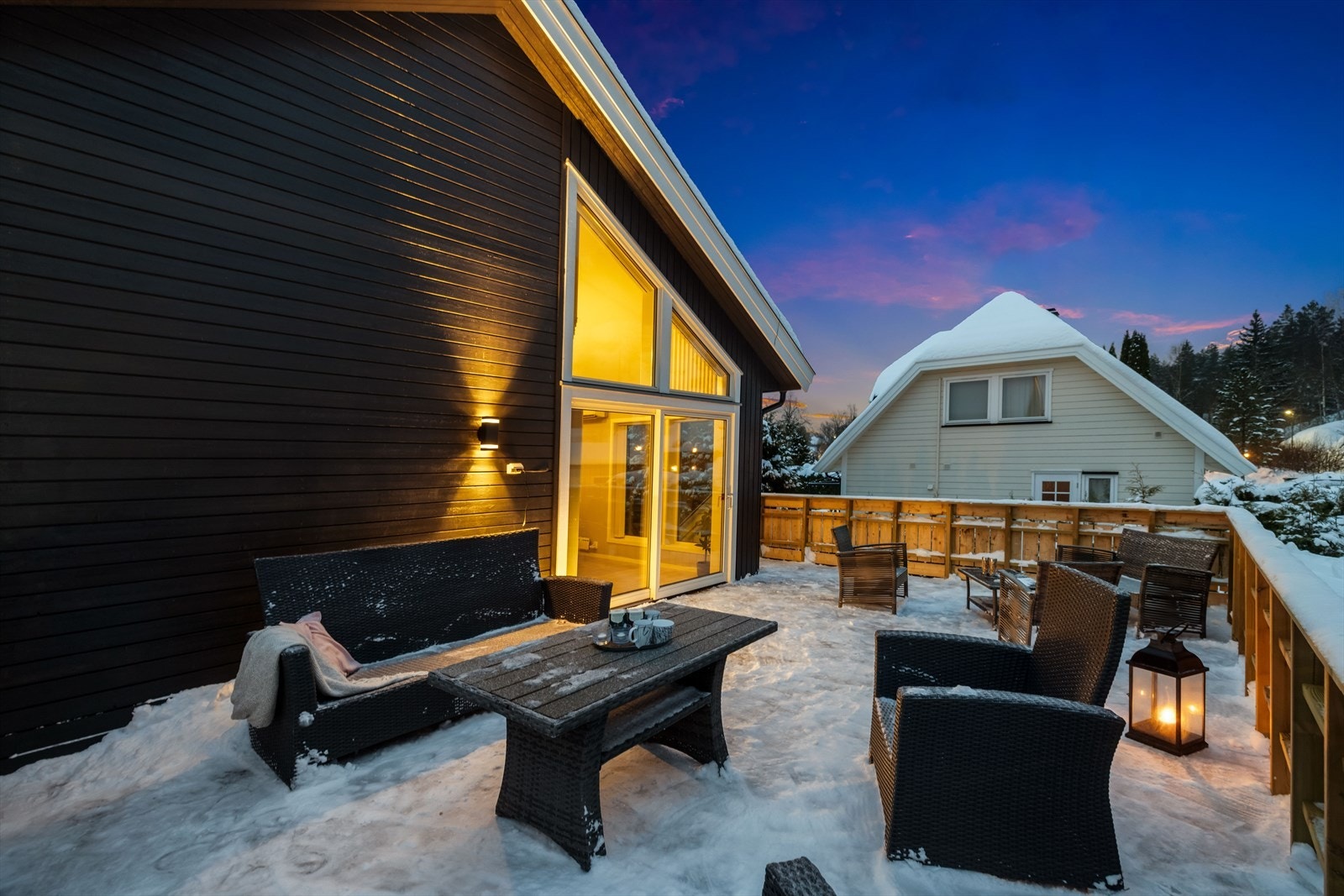 Vestvendt terrasse med gode solforhold Galleribilde