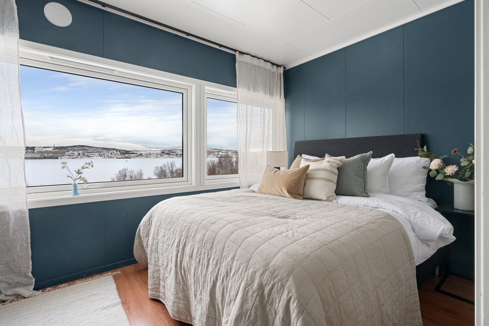 Soverommet har god plass til både seng, nattbord og ekstra kommode. Galleribilde