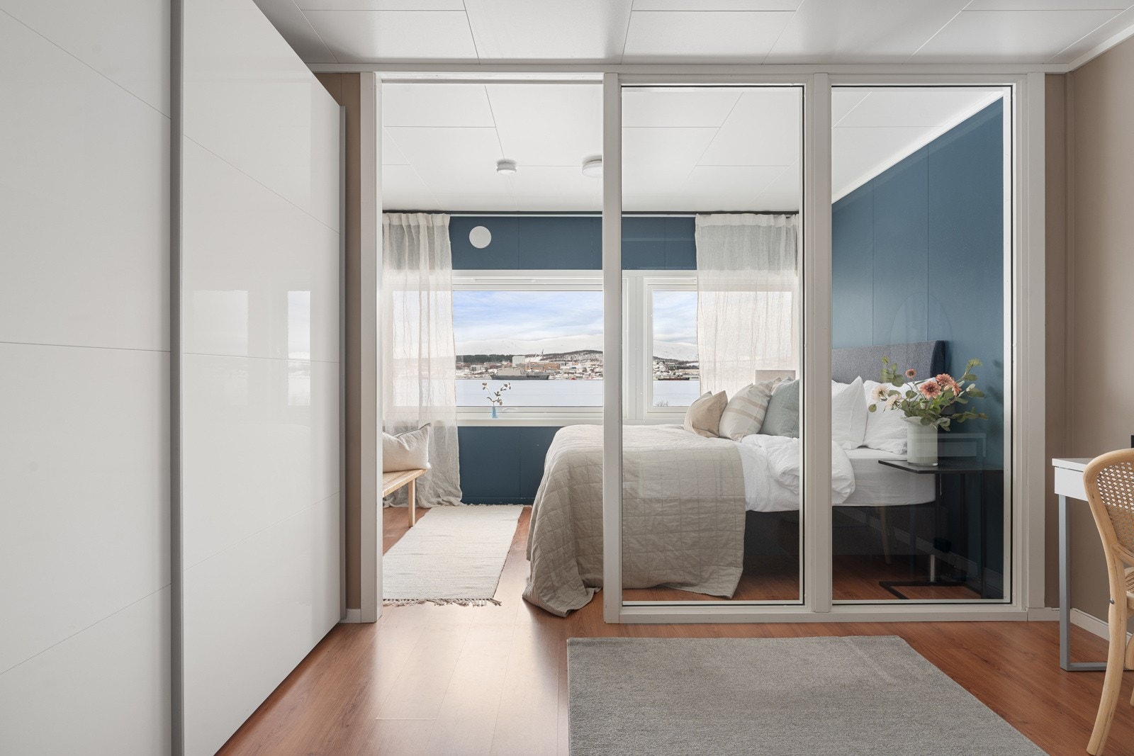 Det er glassvegg på soverommet, som skaper en naturlig skille dersom man ønsker å ha barneseng på soverommet. Galleribilde