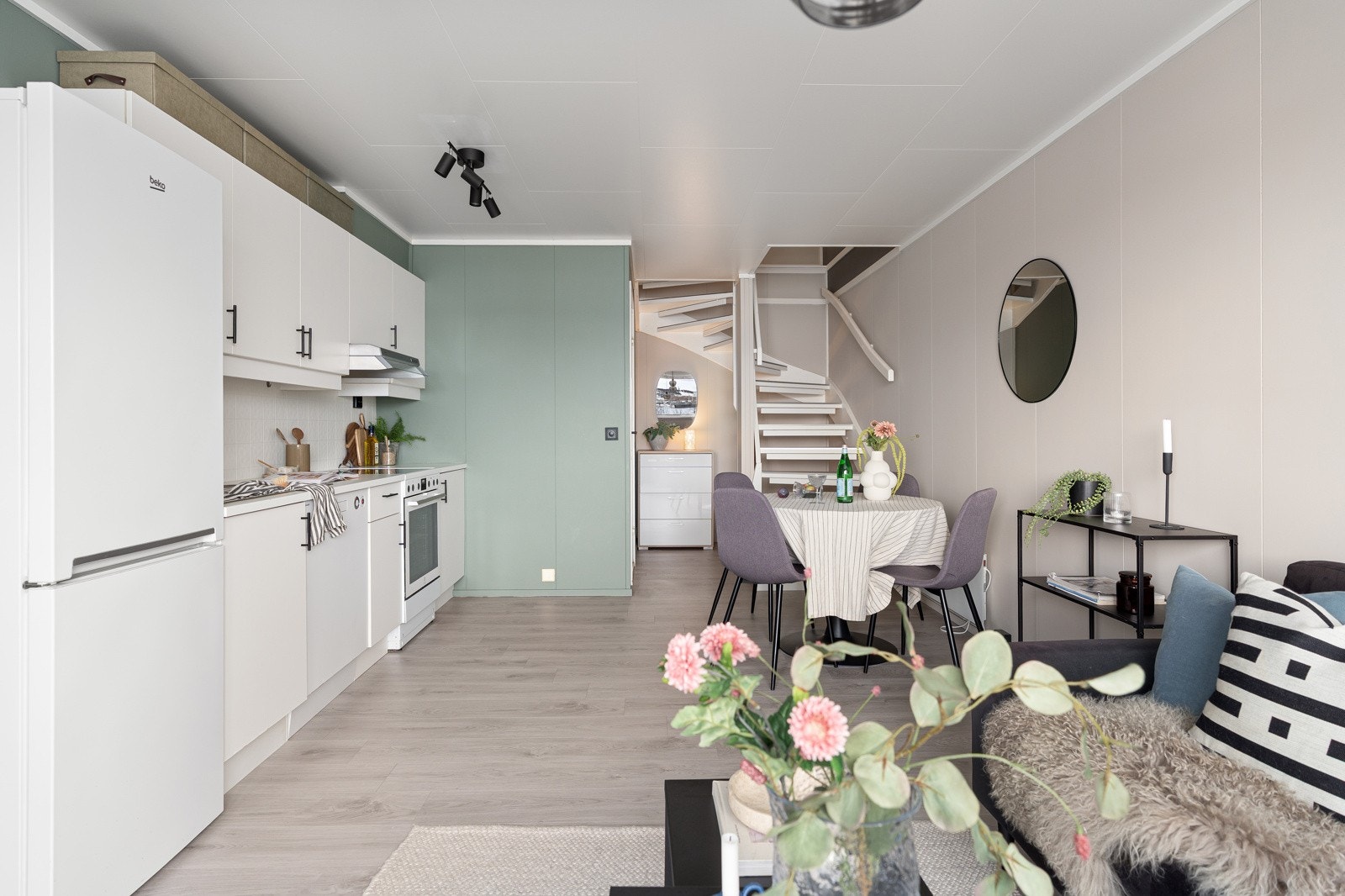 Åpen stue- og kjøkkenløsning, som sammen skaper et sosialt allrom Galleribilde