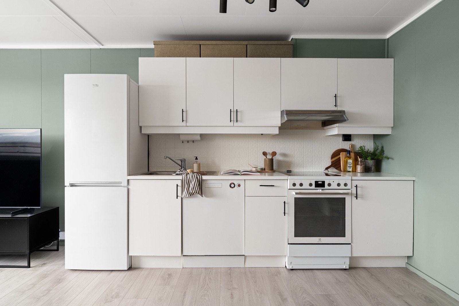 Pent kjøkken med lyse fronter og laminat benkeplate. Galleribilde