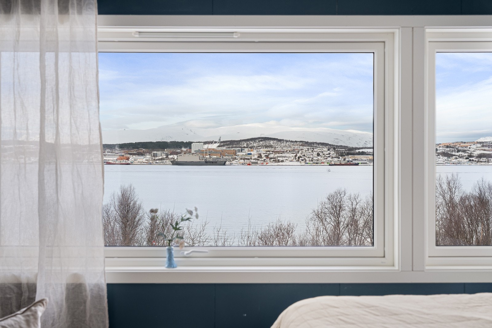 Store vindusflater som rammer inn den flotte utsikten Galleribilde