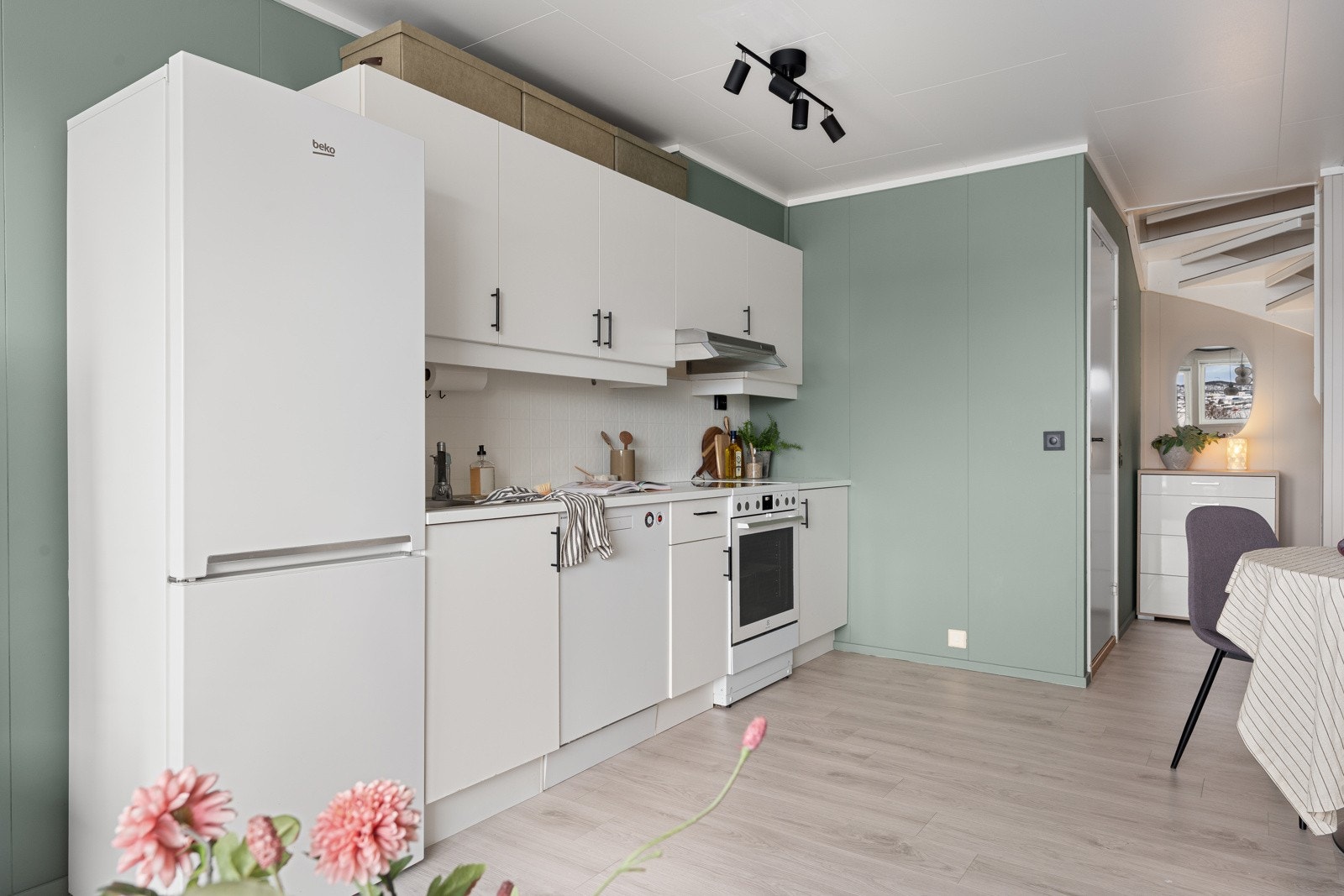 Det er godt med skapplass og ekstra oppbevaringsplass over skapene. Galleribilde