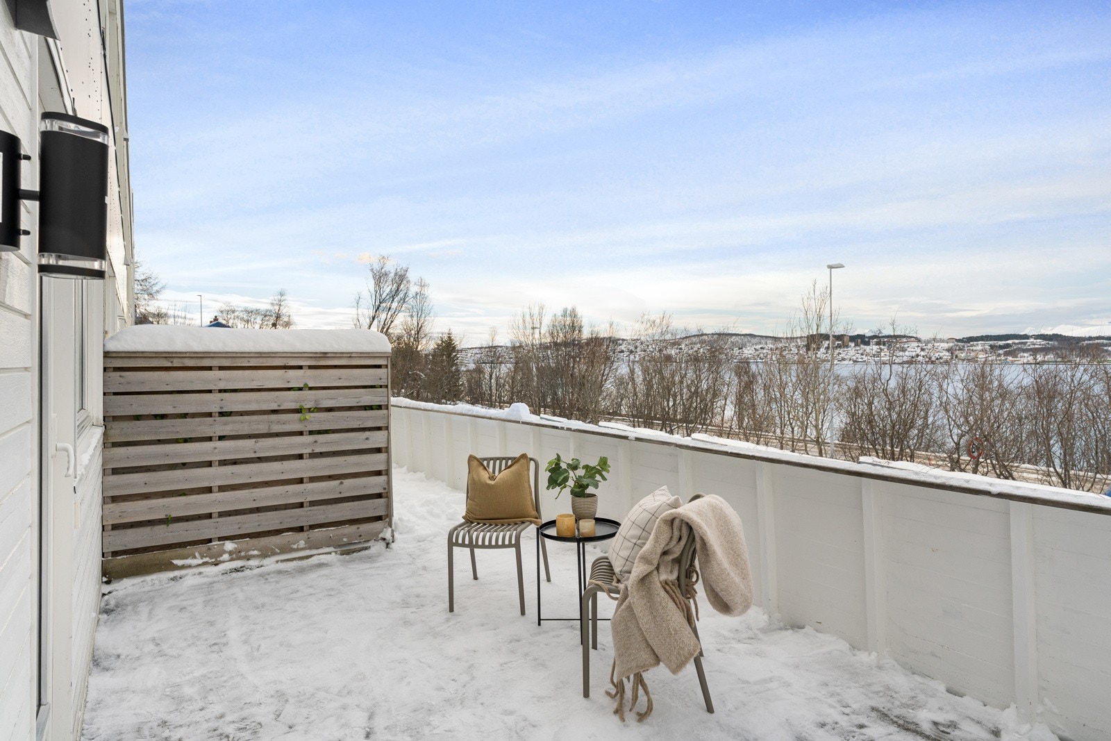 Stor vestvendt terrasse med gode solforhold og flott utsikt! Galleribilde