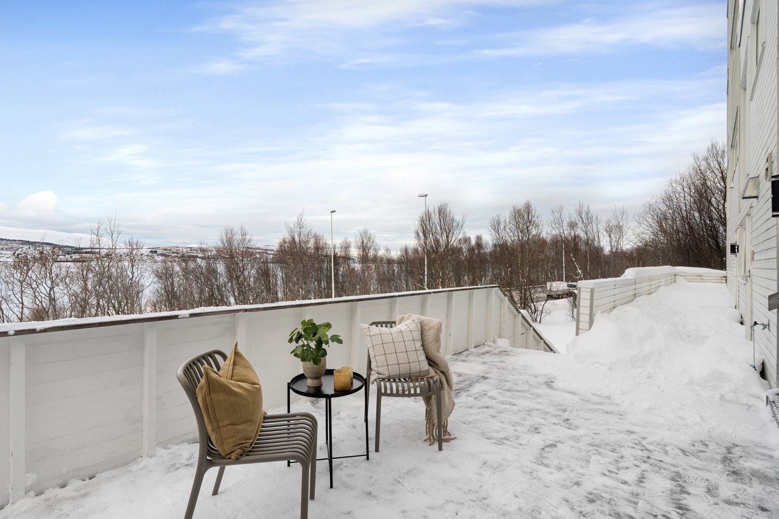 Terrassen er på ca. 11 kvm og har god plass til hagemøbler og grill. Felles trapp ned til hagearealet Galleribilde