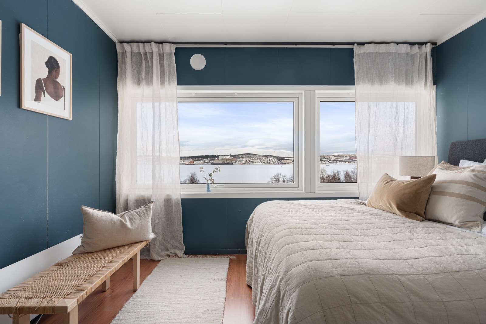 Soverommet har malte veggoverflater og laminatgulv. Det er satt inn nye vinduer og ventil i 2025. Galleribilde