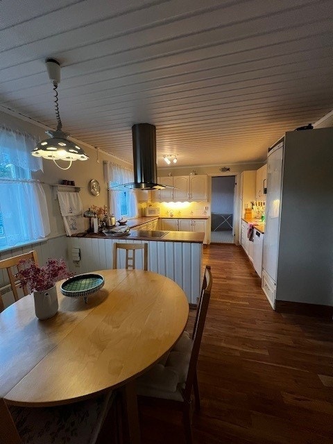 Stort kjøkken, med inngang til grovkjøkken/vaskerom Galleribilde