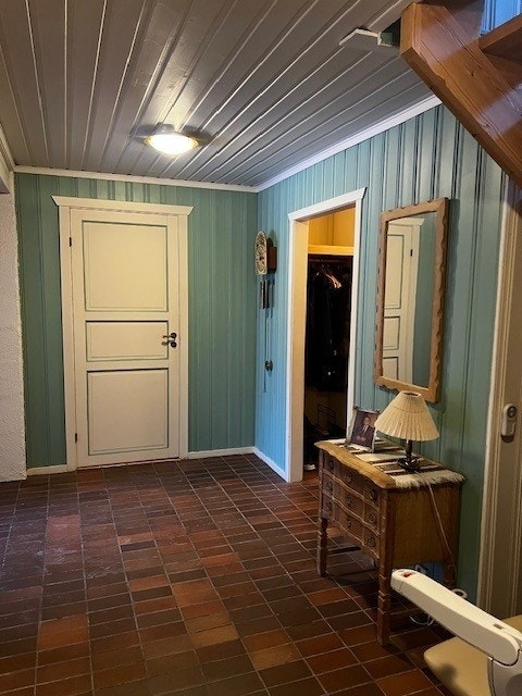 Hall med garderobe, trapp opp til annen etasje Galleribilde