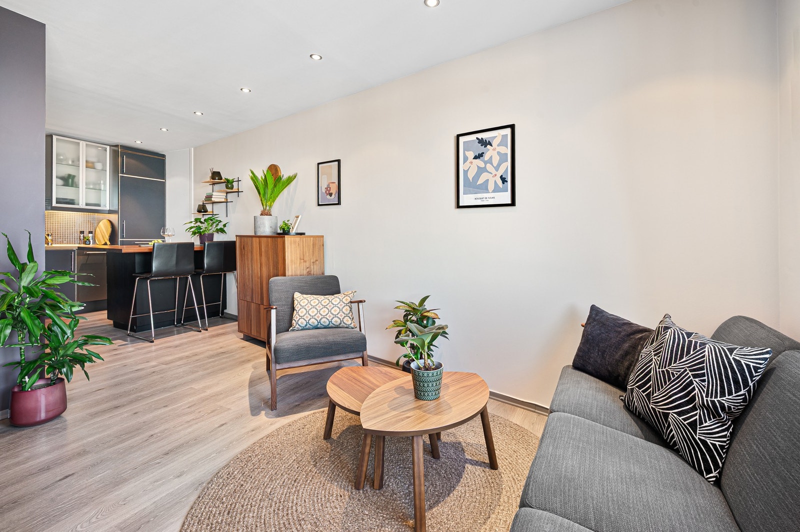 Lys og innbydende stue i åpen løsning mot kjøkken, med gode møbleringsmuligheter. Galleribilde