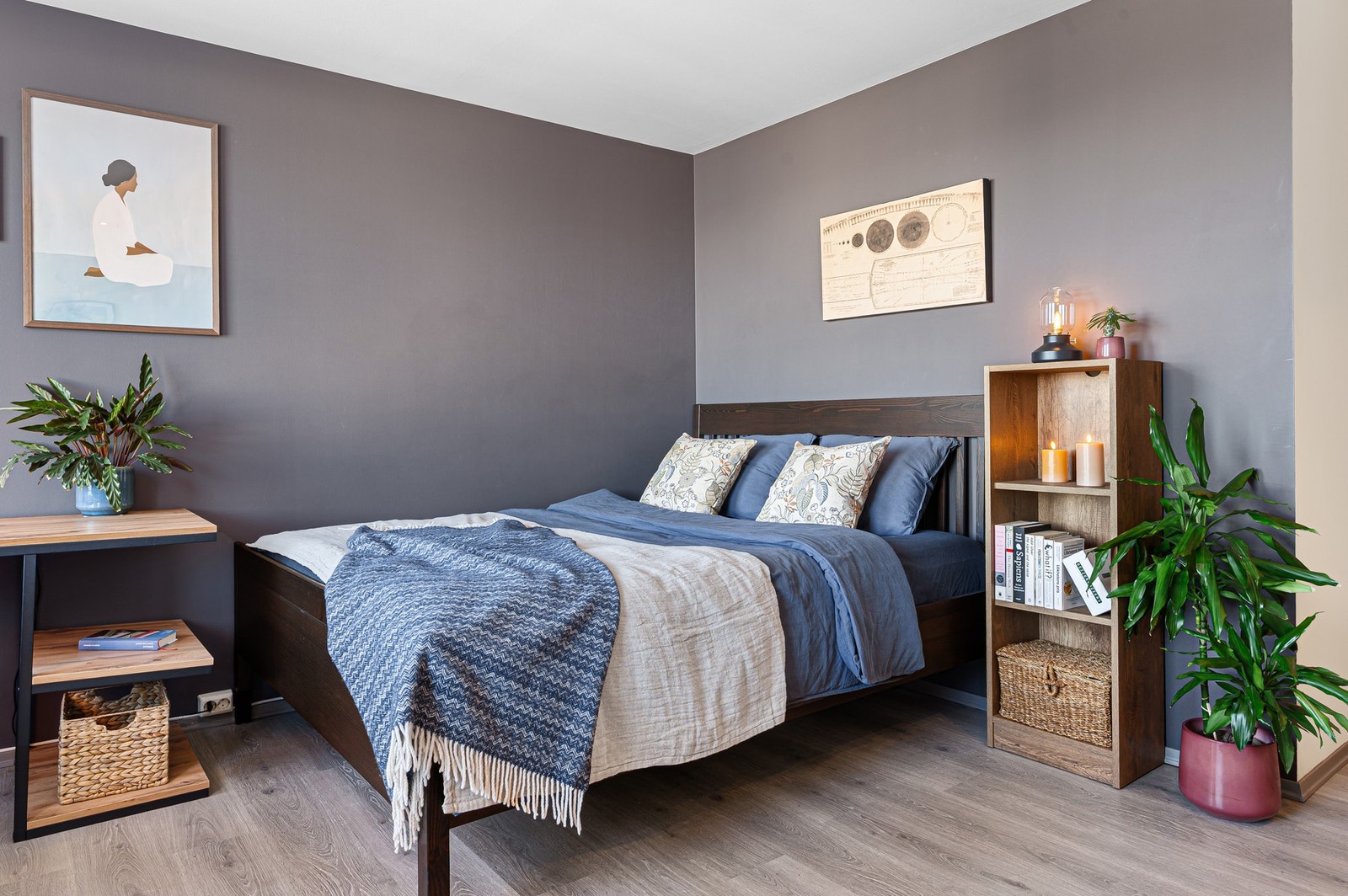 Dobbeltsengen finner sin naturlige plass i rommet. Galleribilde