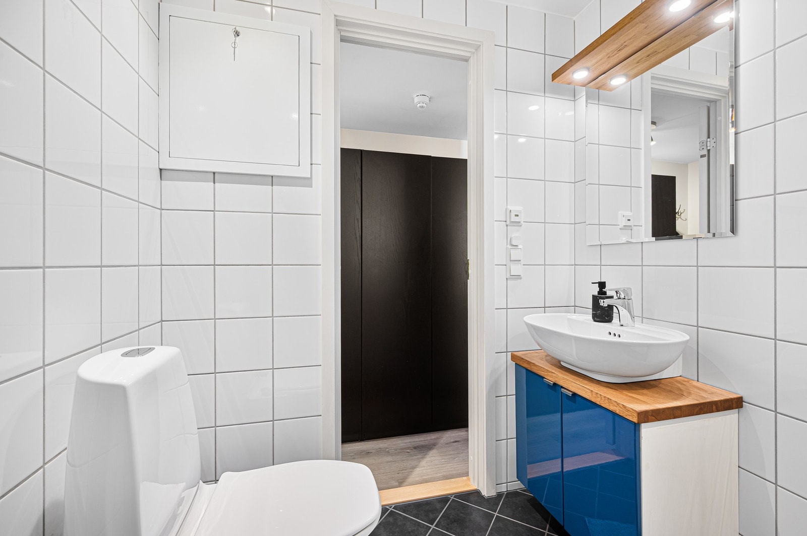 Servant med lagringsplass i underskap. Galleribilde