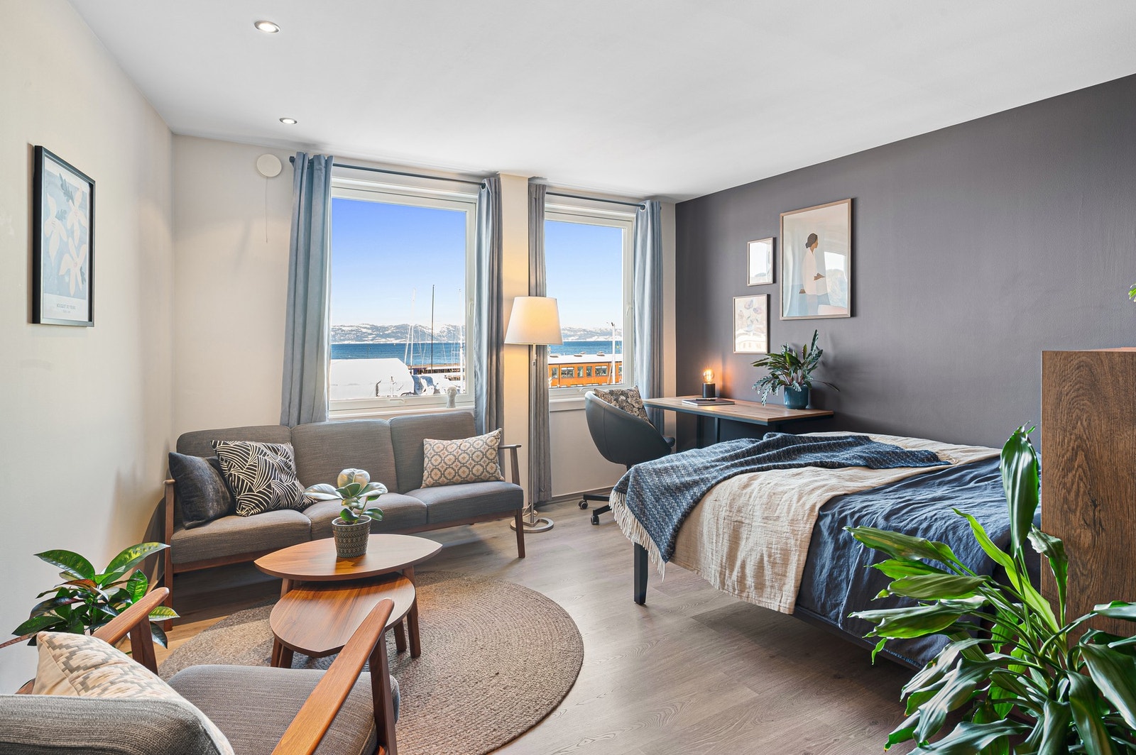 Store vindusflater slipper inn rikelig med naturlig lys i leiligheten. Galleribilde