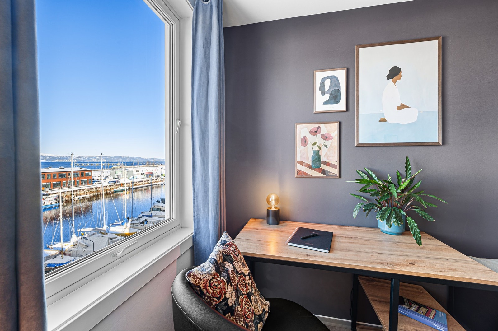 Praktisk skrivepult til hjemmekontor eller selvstudier. Galleribilde