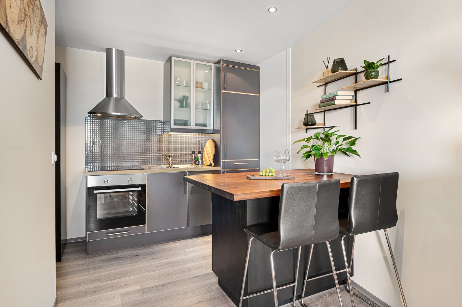 Stilrent og velfungerende kjøkken med tilhørende øy for ekstra benkeplass. Galleribilde