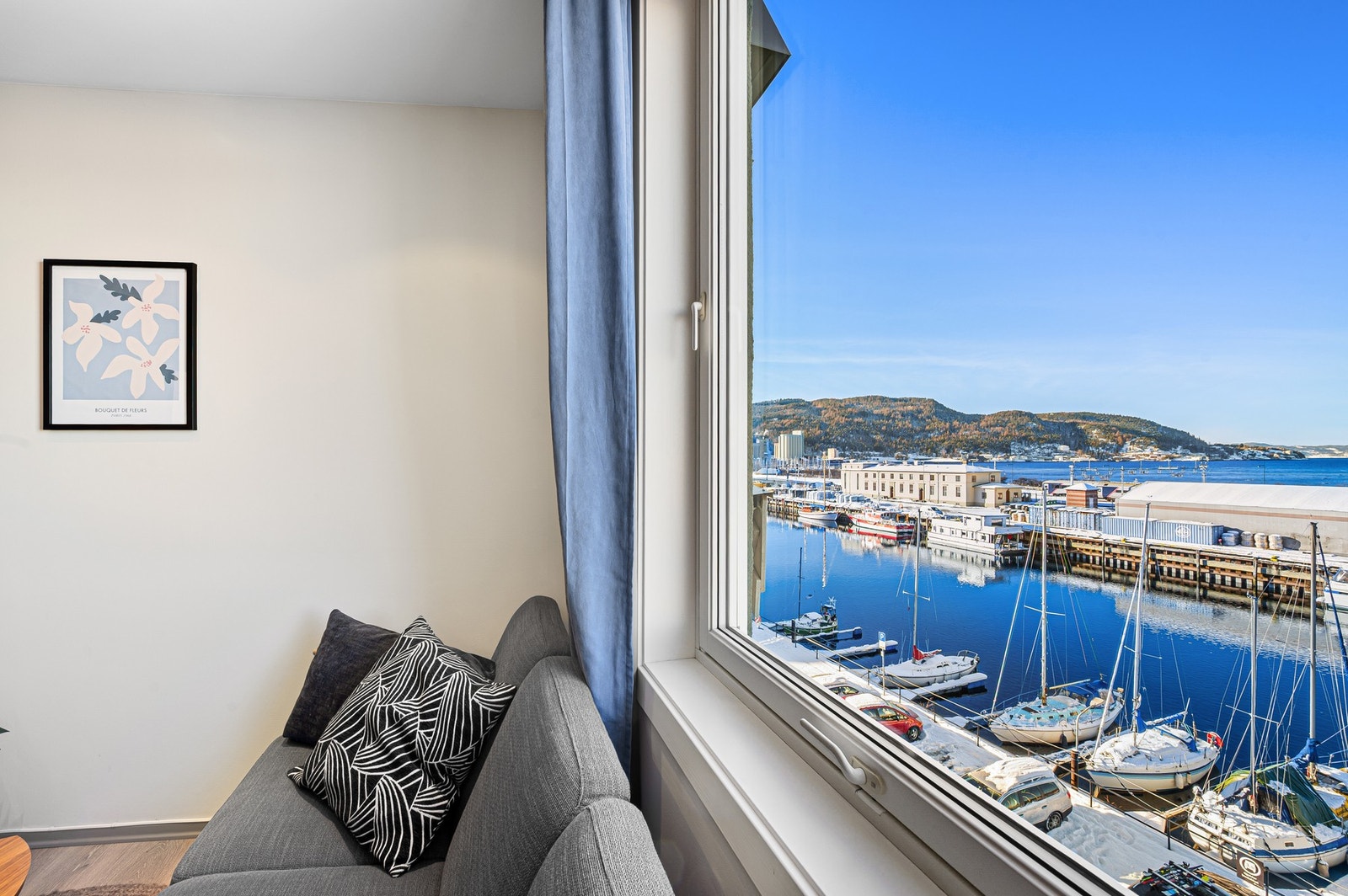 Leiligheten byr på en fantastisk utsikt mot Trondheimsfjorden og Fosenalpene. Galleribilde